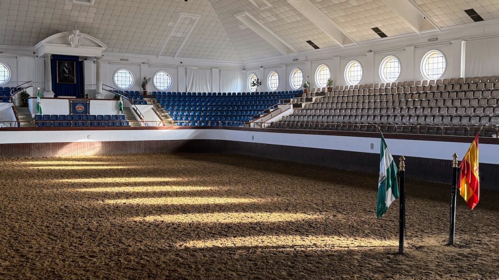 De arena van de Koninklijke Andalusische Rijschool