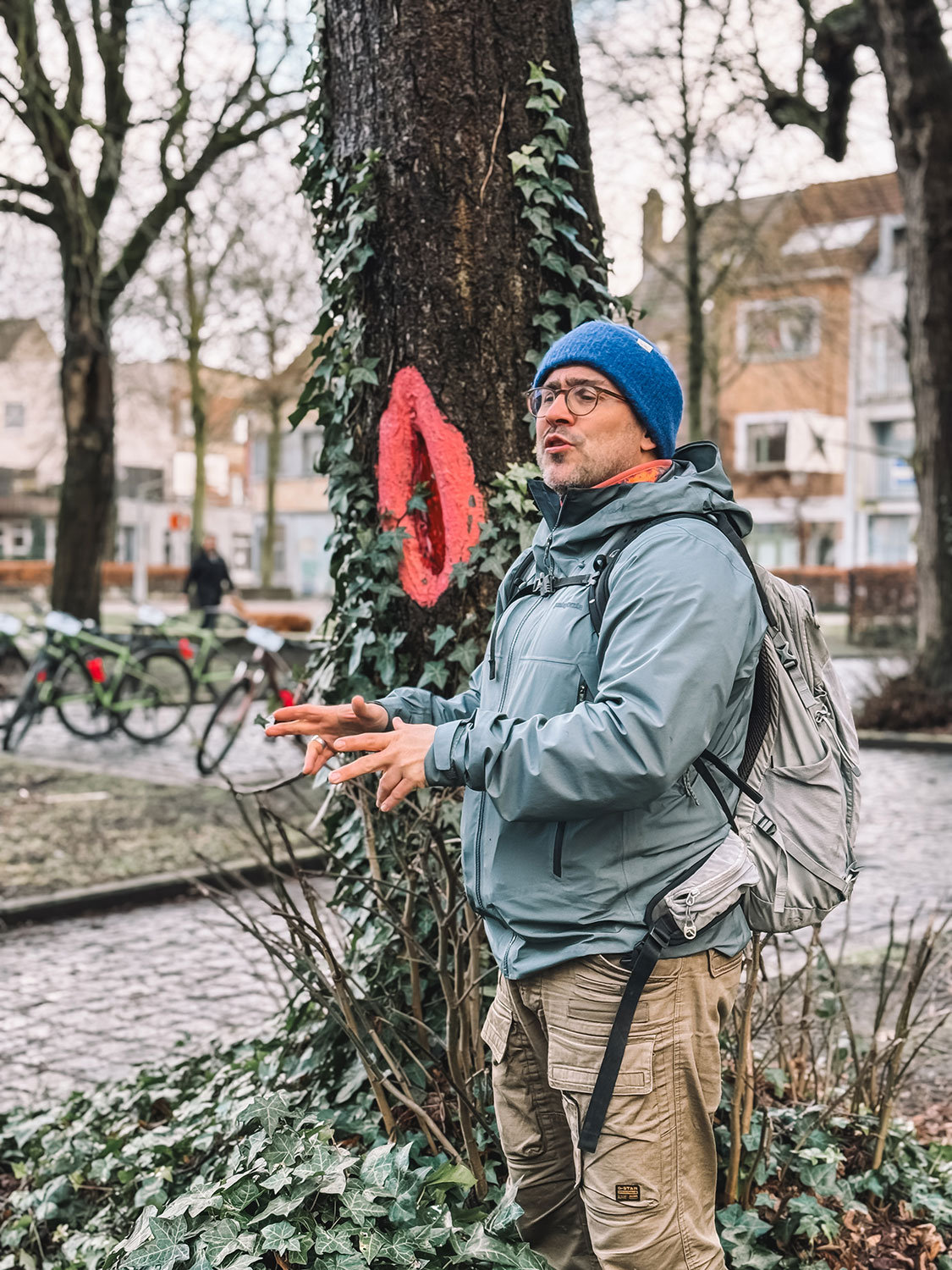 Op verschillende plekken in Gent vind je deze vaginabomen, een kunstproject met een boeiend verhaal.
