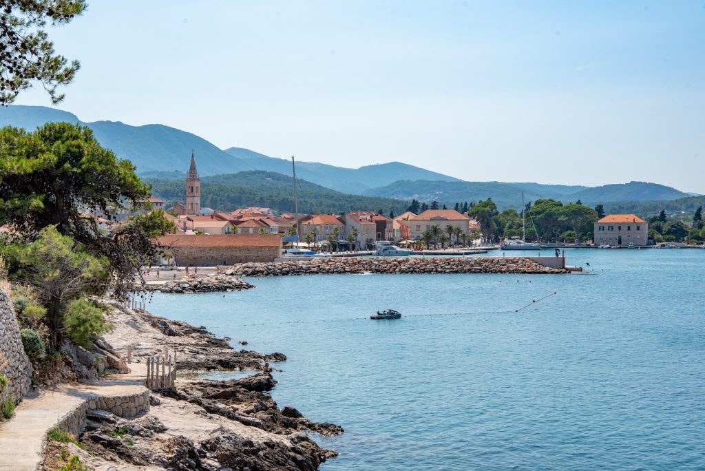 Jelsa in Kroatië aan de Dalmatische Kust