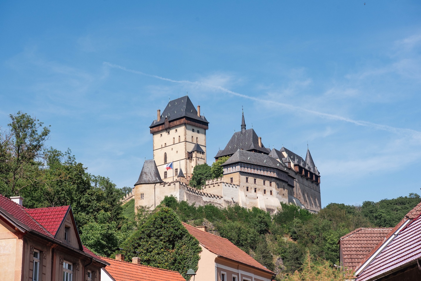 Uitzicht op Kasteel Karlstejn vanuit het dorp