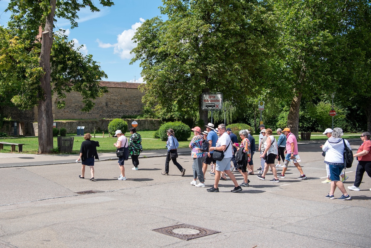 Massa toeristen in Rothenburg met gids