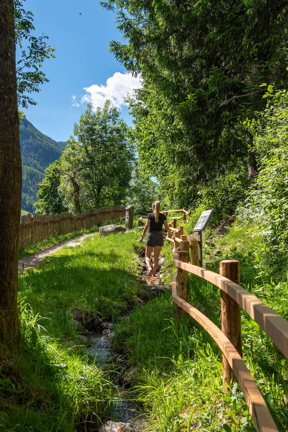 Wandelen over het Kneipp-parcours, op blote voeten door het water