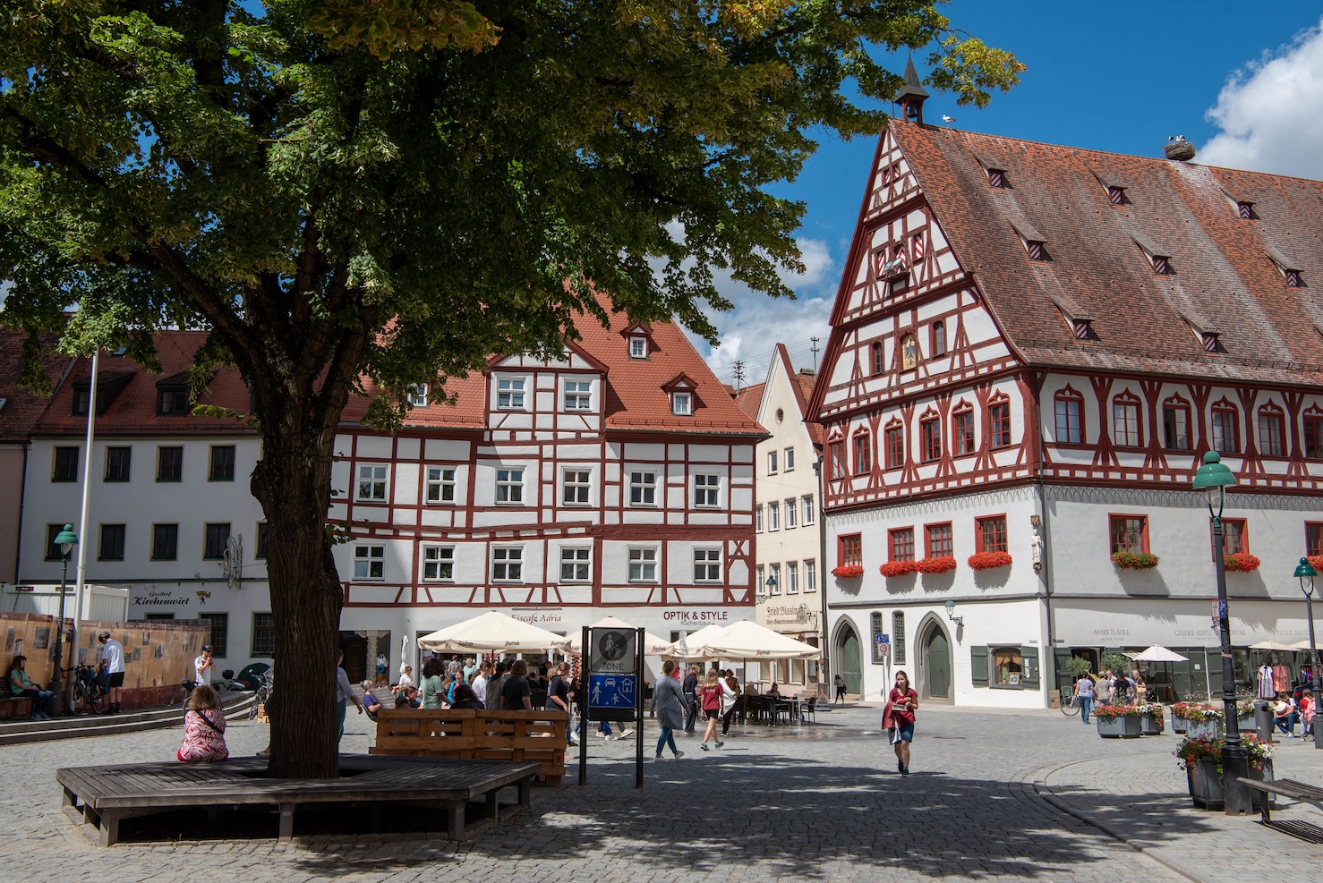 Gezelligheid in Nördlingen in de zomer