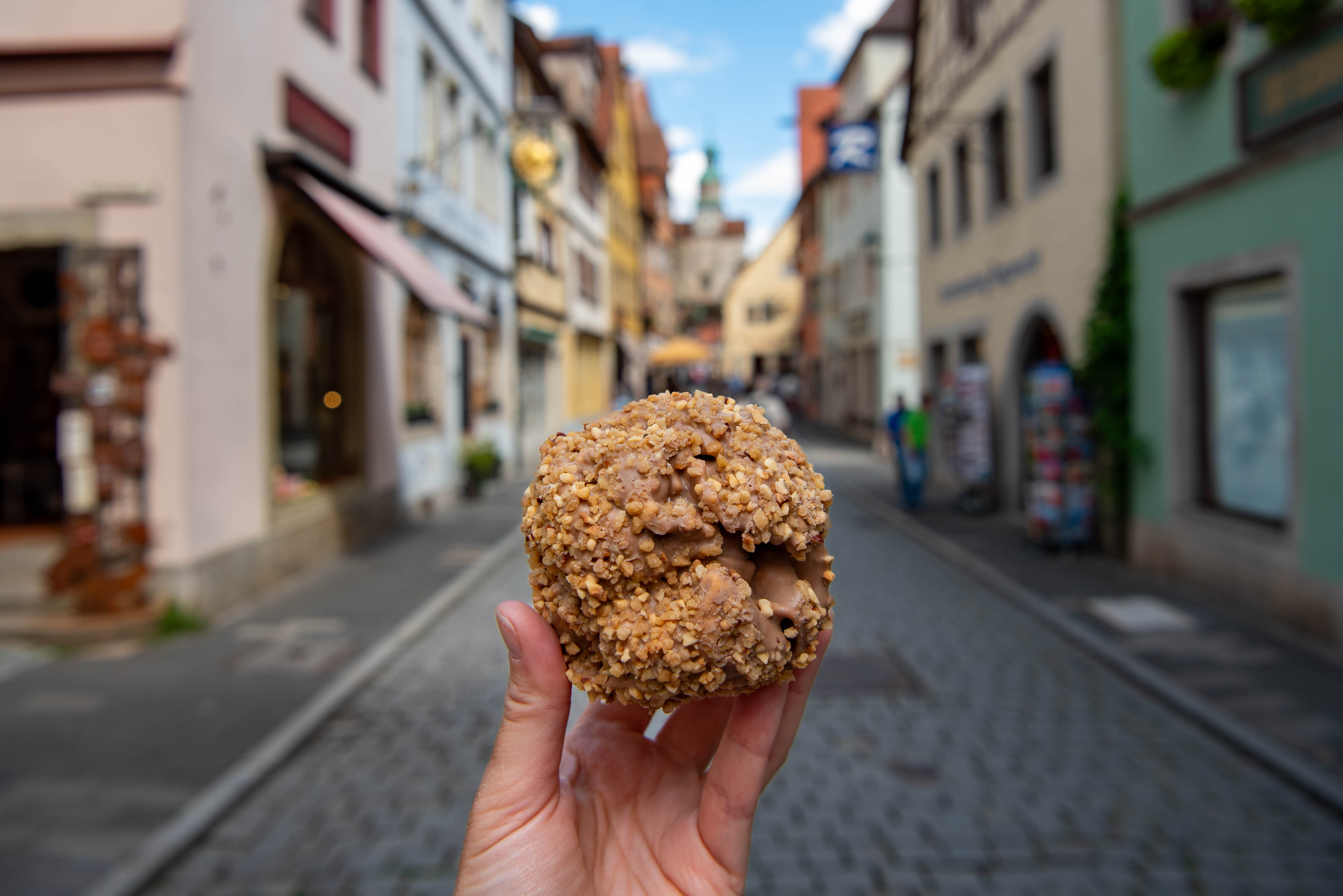 Schneeballen eten in Rothenburg ob der Tauber
