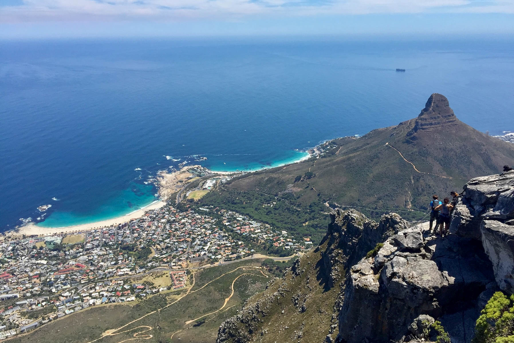 Uitzicht op Lion's Head vanaf de Tafelberg in Zuid-Afrika