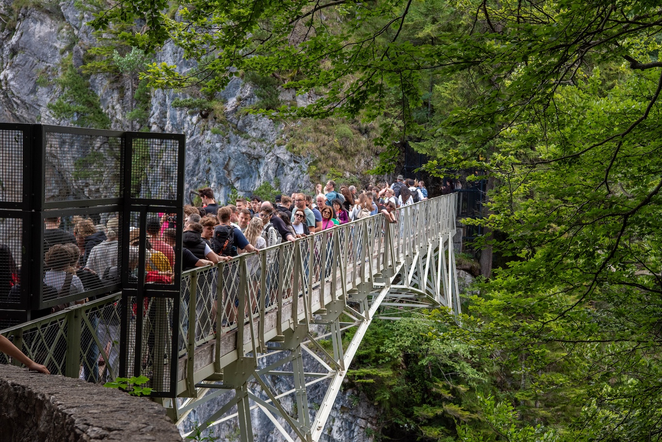 De brug om Neuschwanstein te bekijken