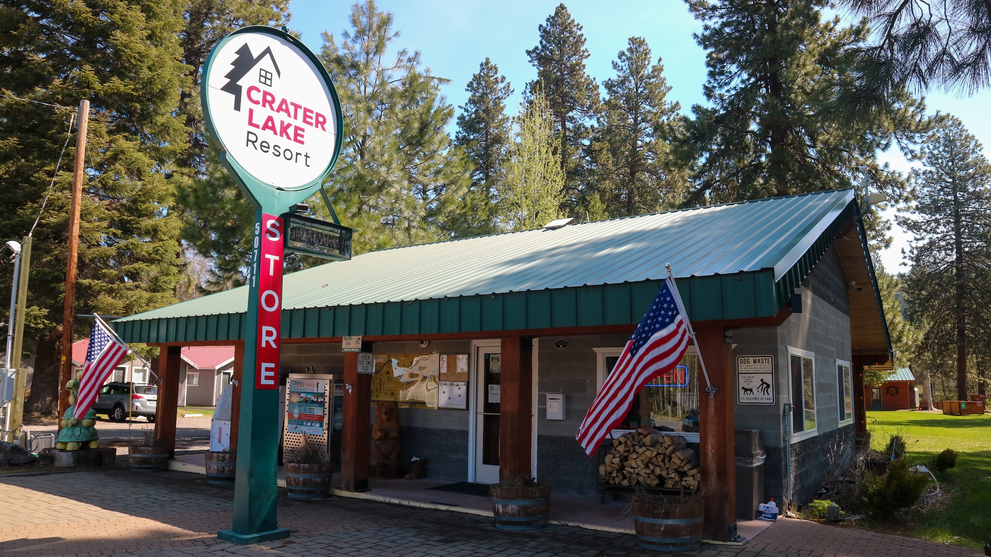 Wij stonden op Crater Lake Resort camping/ RV Park. Vanaf hier is het zo'n anderhalf uur rijden naar het meer. 