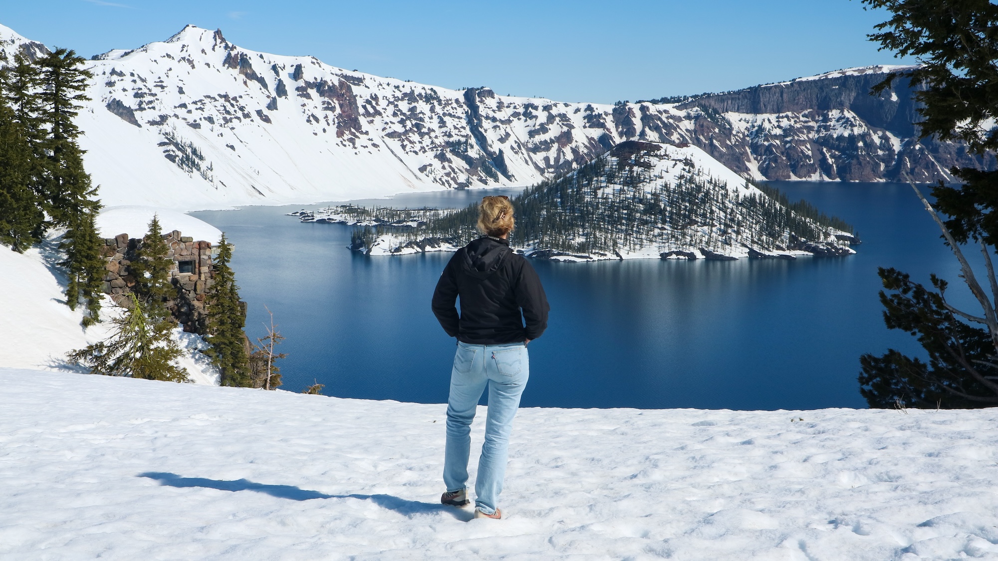 Crater Lake in de sneeuw. Bijna het hele jaar door ligt hier meters sneeuw!