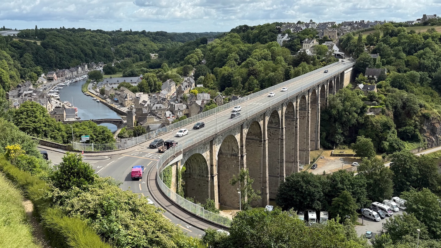 Brug over de Rance in Dinan