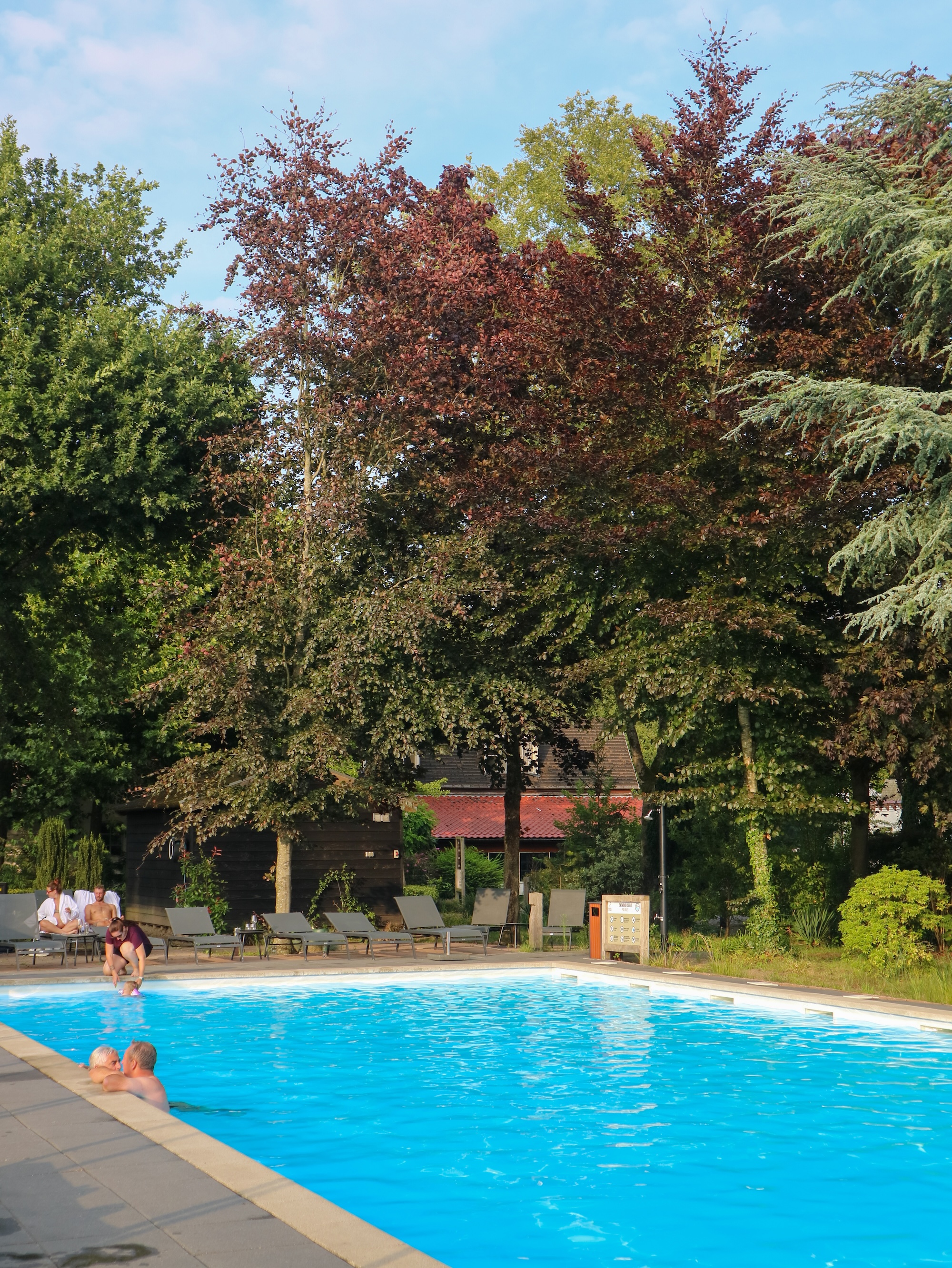 Bekijk de arrangementen die het hotel aanbiedt. Misschien zit er een leuke aanbieding tussen, zoals een deal voor een overnachting + wellness. Ook bij Veluwe Hotel De Beyaerd hebben ze altijd leuke aanbiedingen.