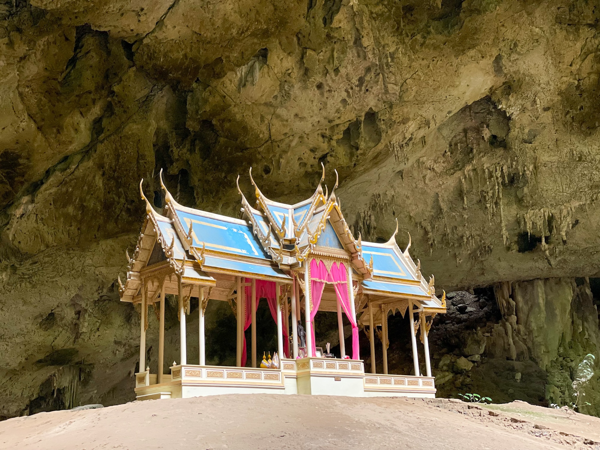 Het paviljoen midden in de surrealistische Phraya Nakhon Cave.
