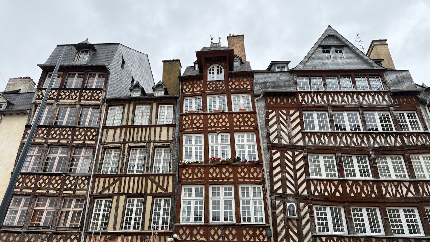 Scheve vakwerkhuizen in Rennes in Bretagne