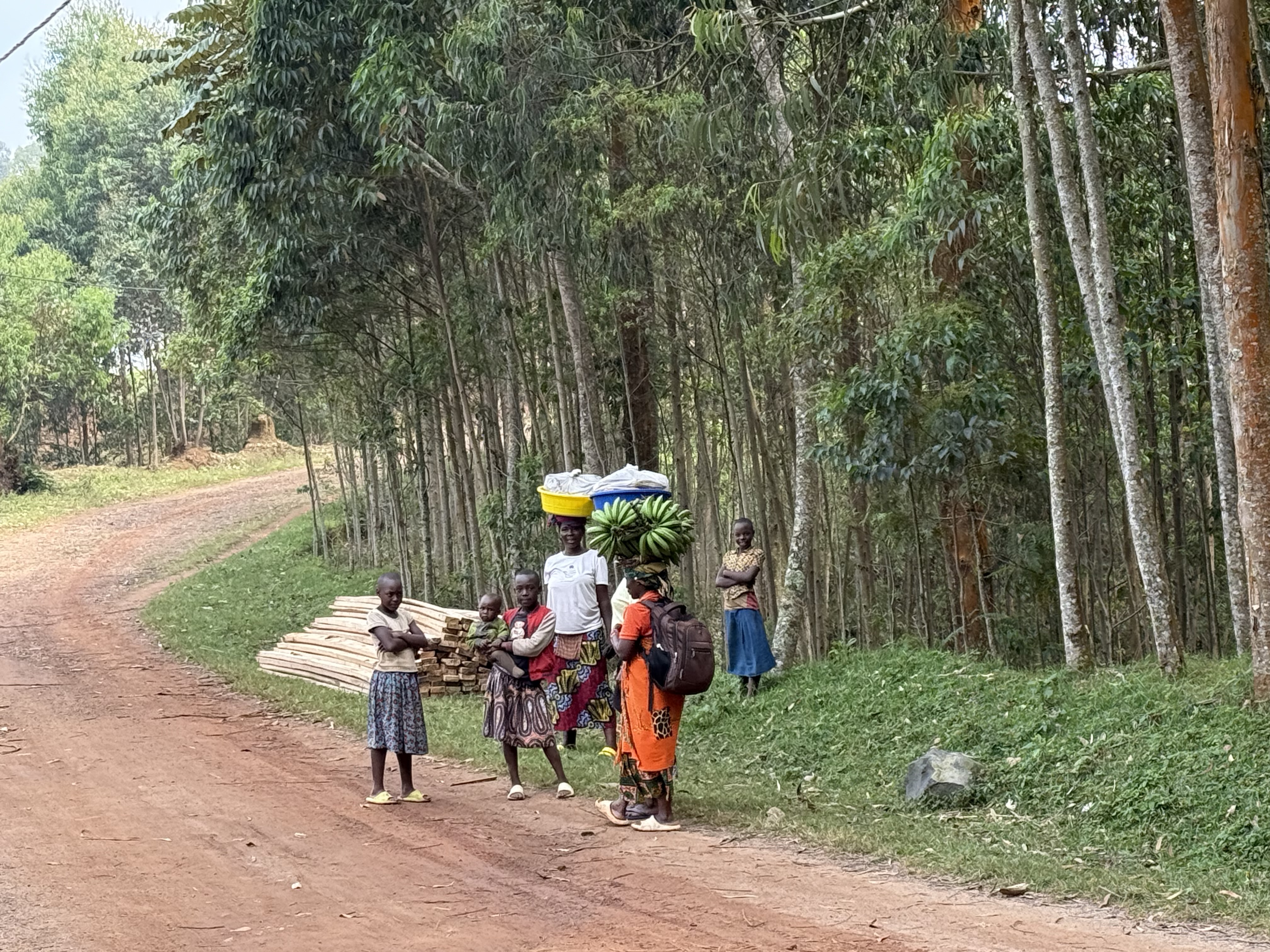 Typisch Rwanda: kleurrijk en vol met vriendelijke en nieuwsgierige mensen