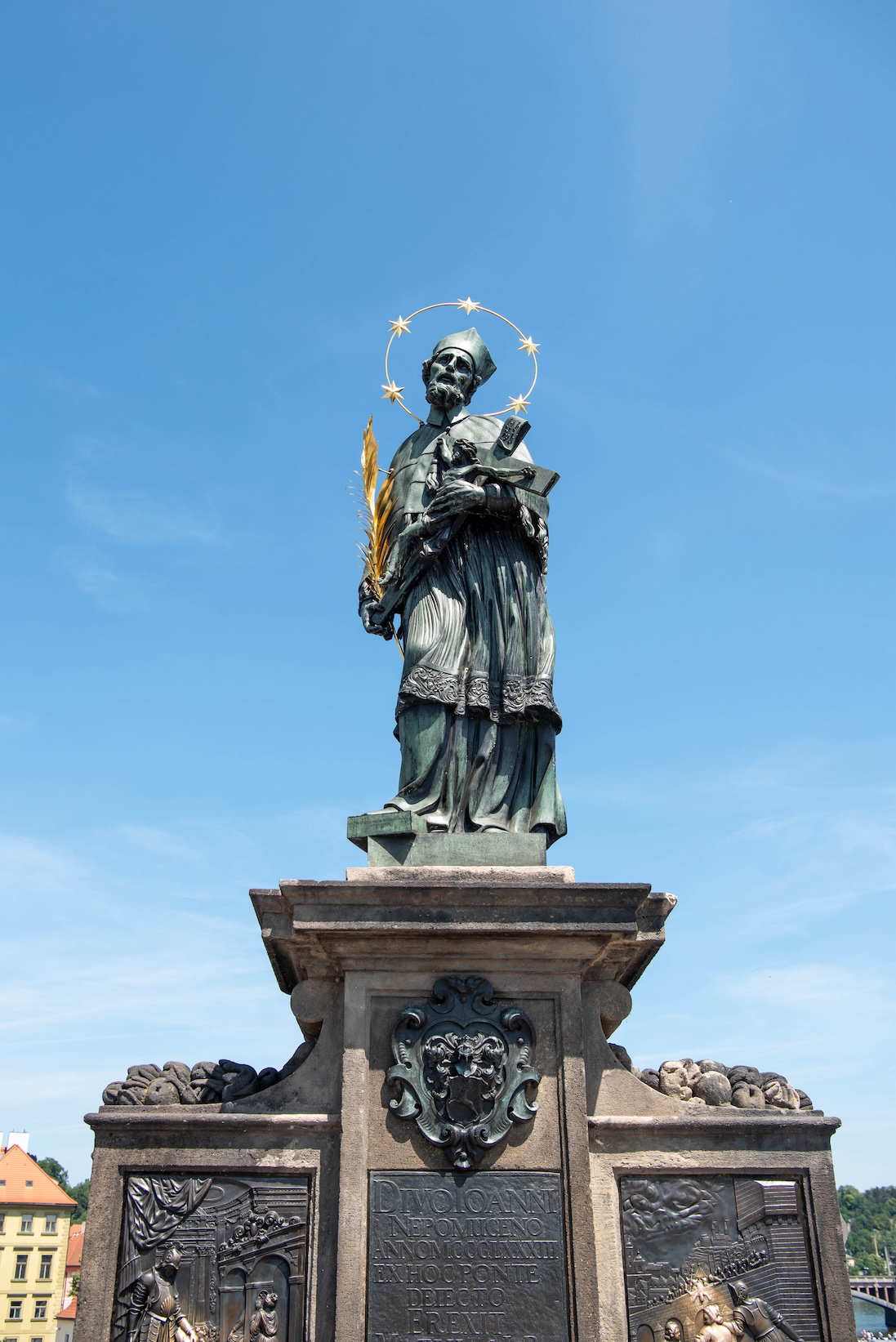 Beeld van Johannes van Nepomuk op de Karelsbrug