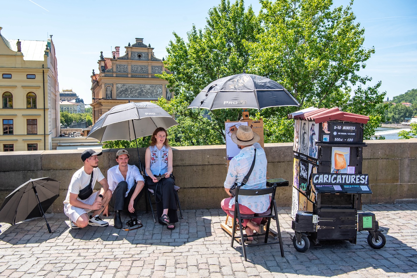 Straatartiesten op de Karelsbrug in Praag