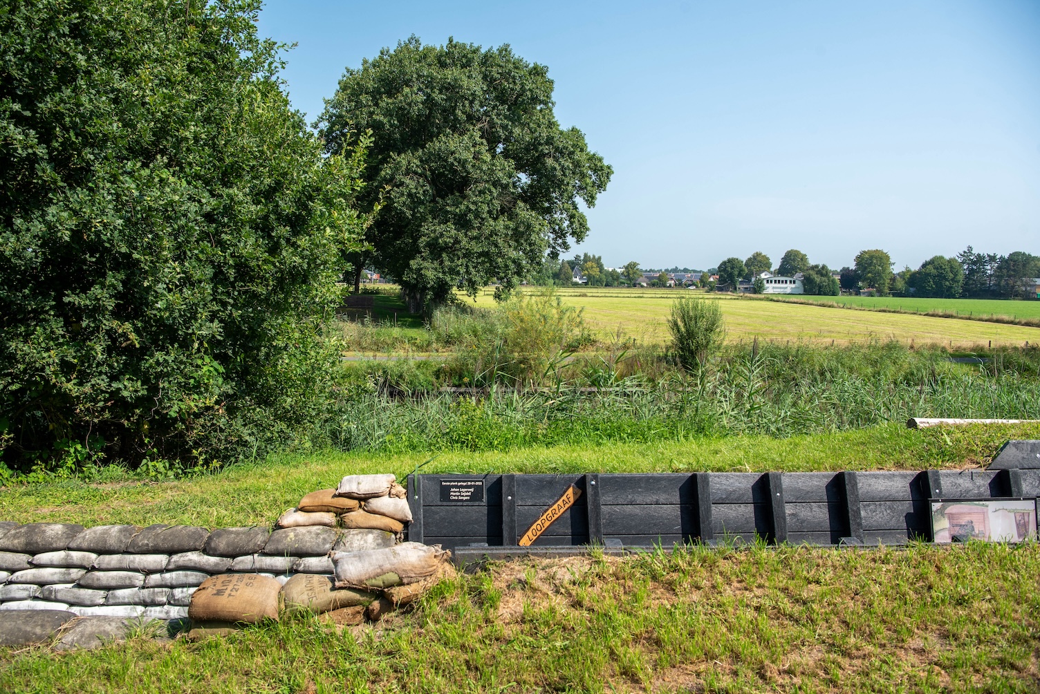 Wandel door een oud loopgraaf aan de Grebbelinie