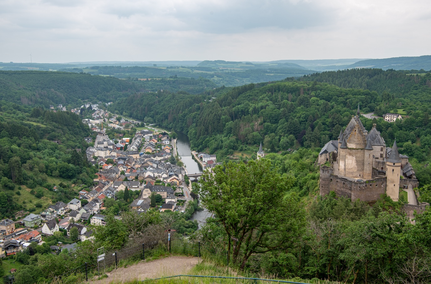 Uitzicht over Vianden in Luxemburg