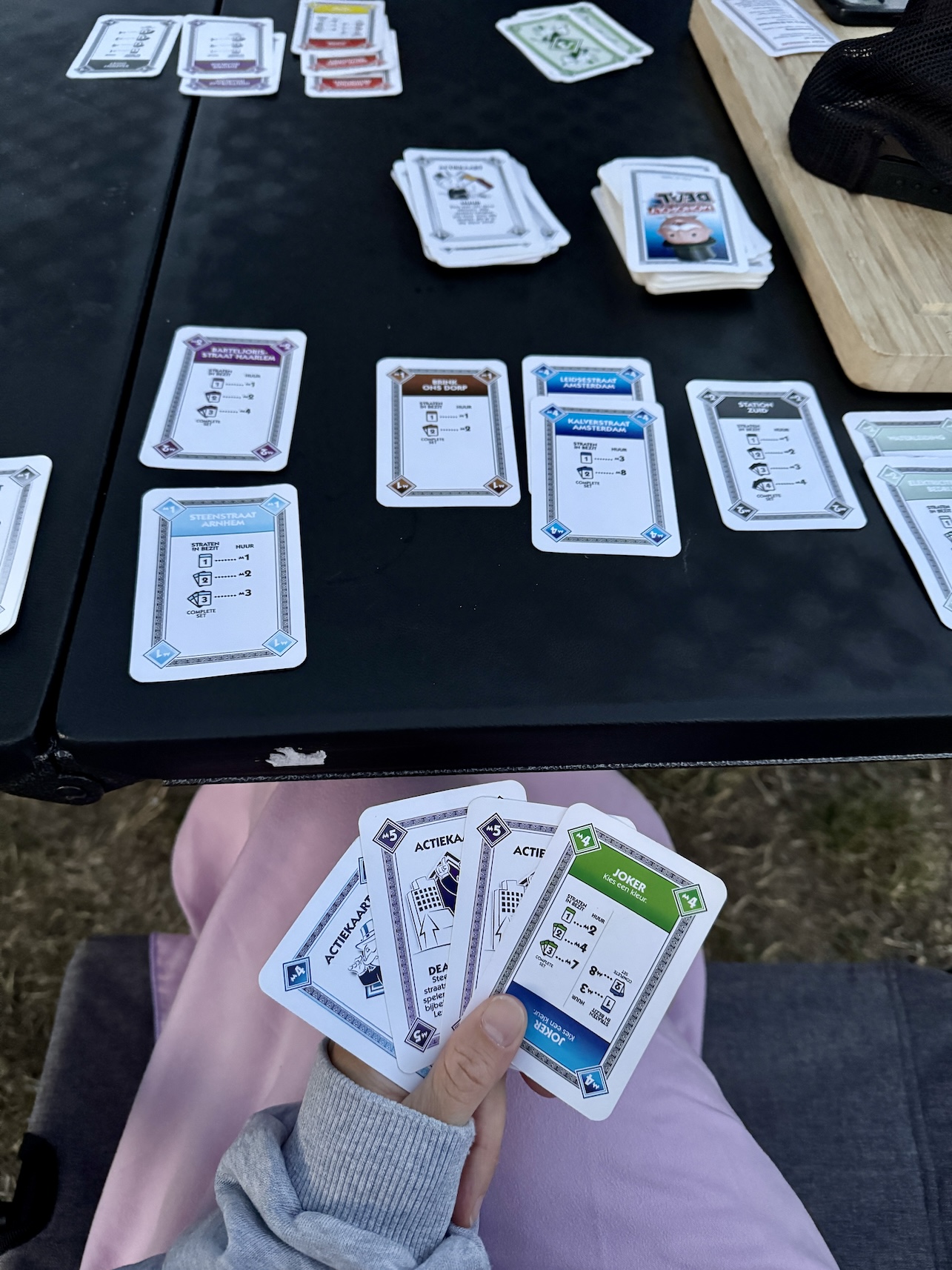 Monopoly Deal spelen op de camping
