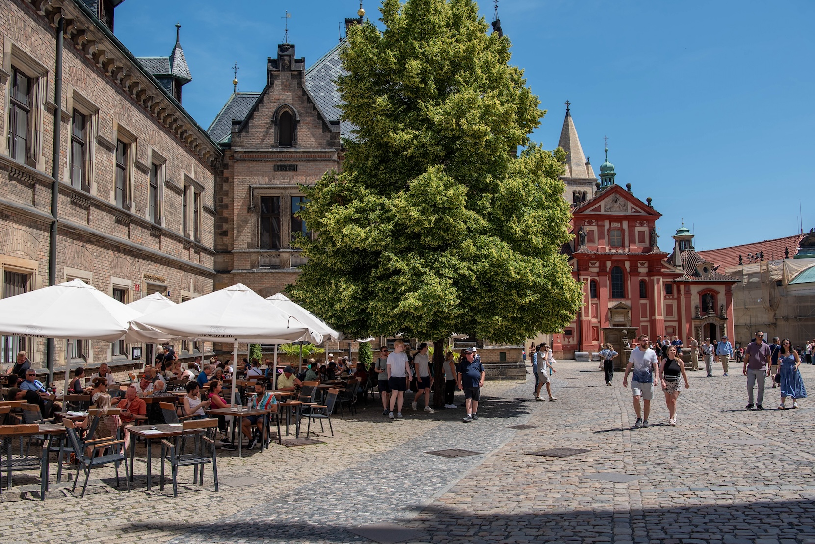 Terrasjes in de zomer in de Praagse Burcht