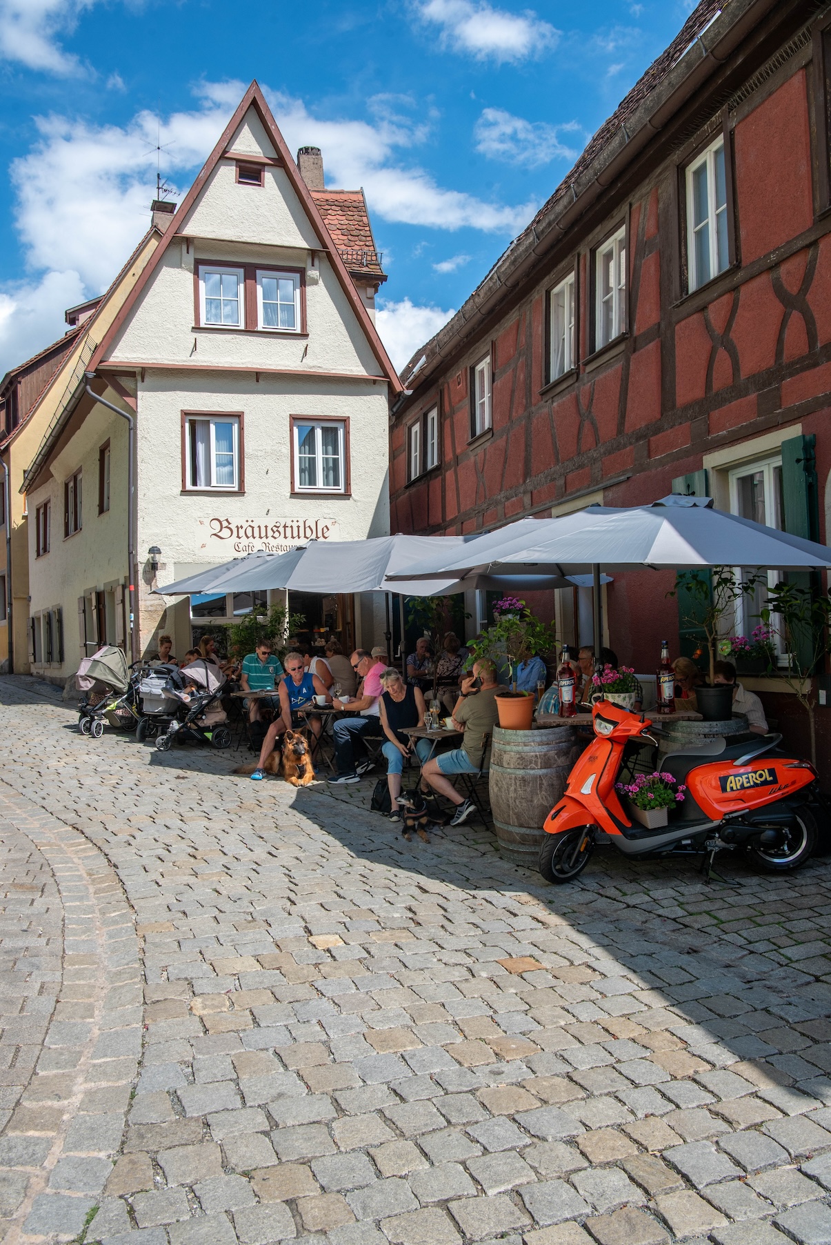 Gezelligheid in Rothenburg in de zomer