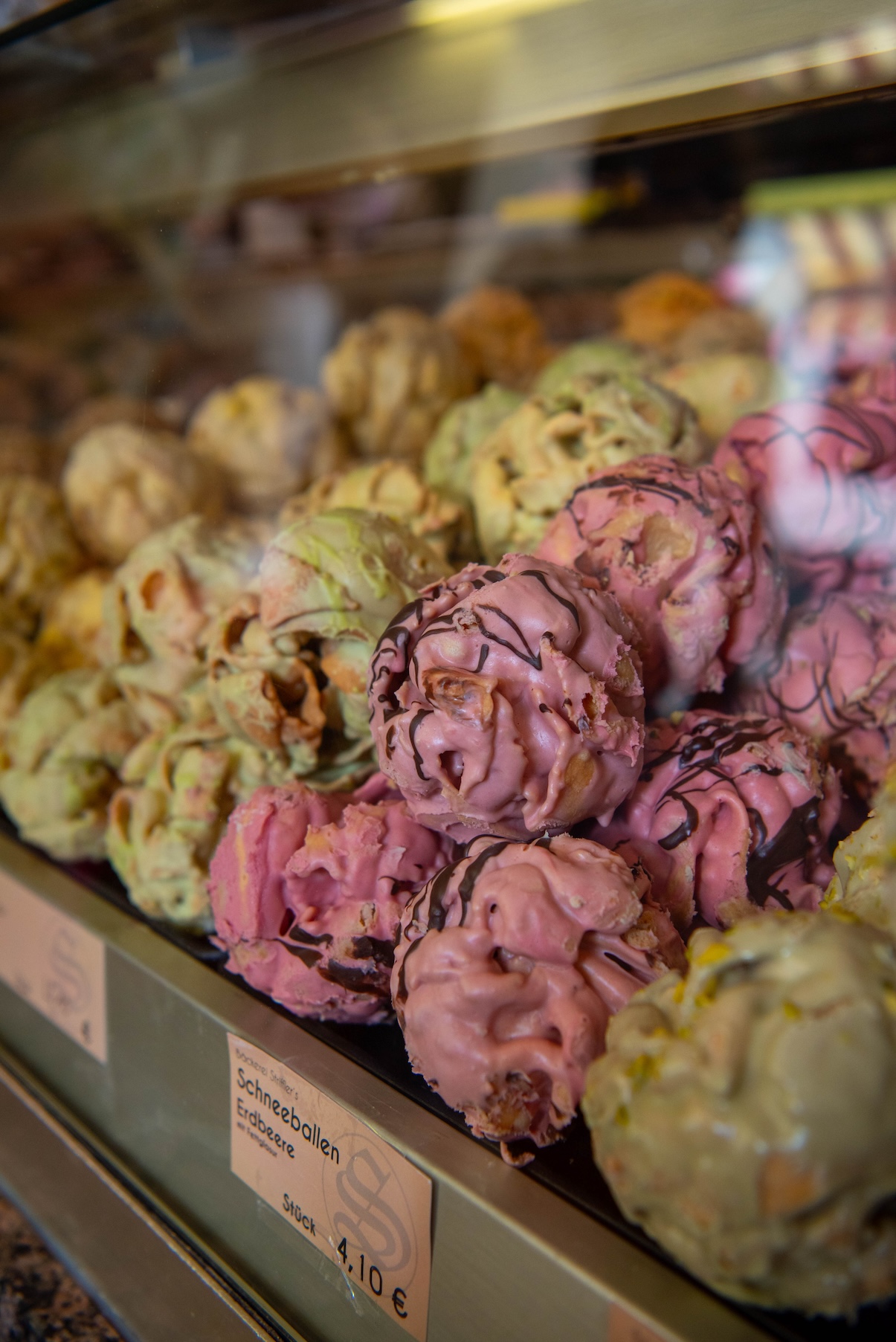 Schneeballen in de etalage in Rothenburg