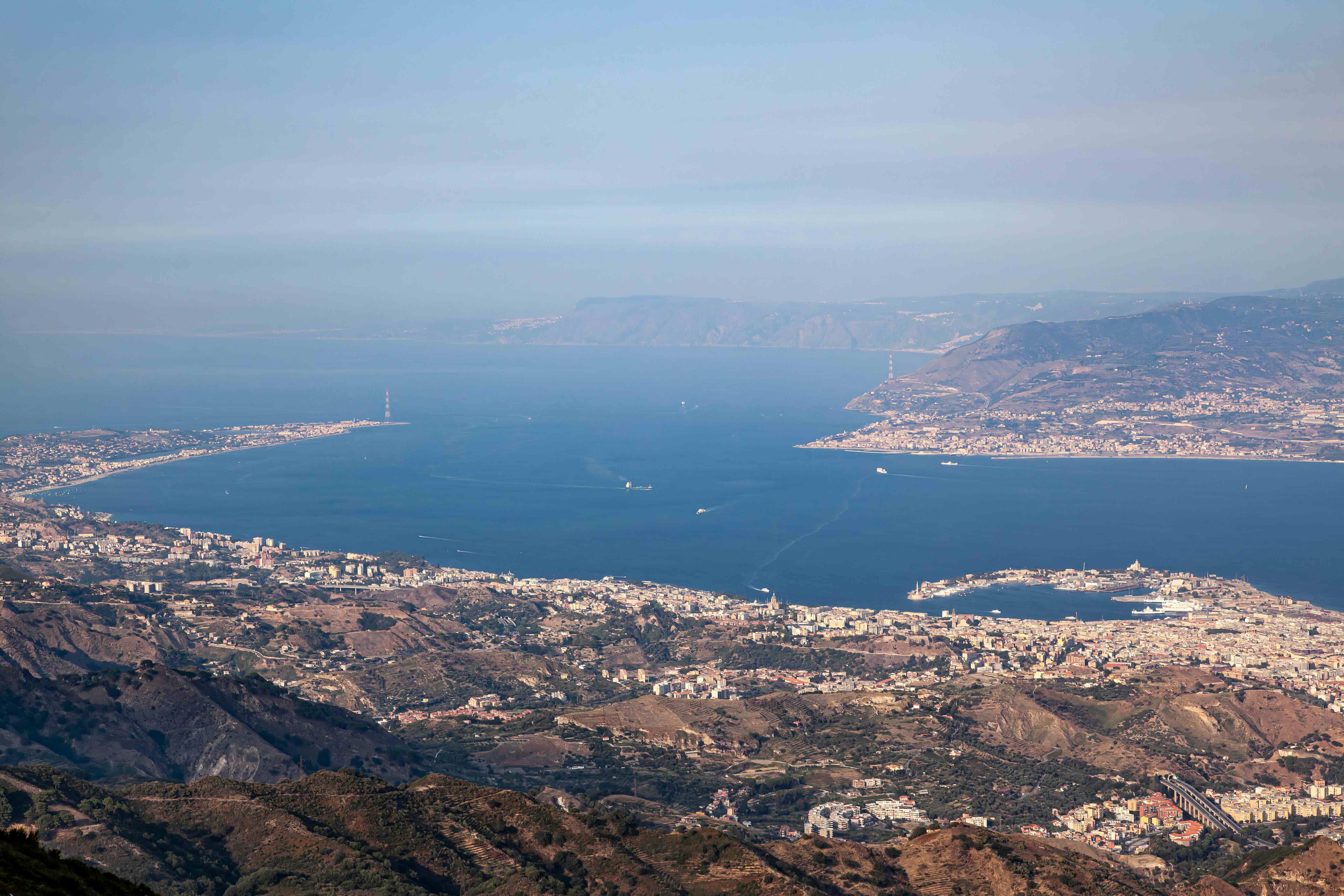 Straat van Messina tussen Sicilië en Italië