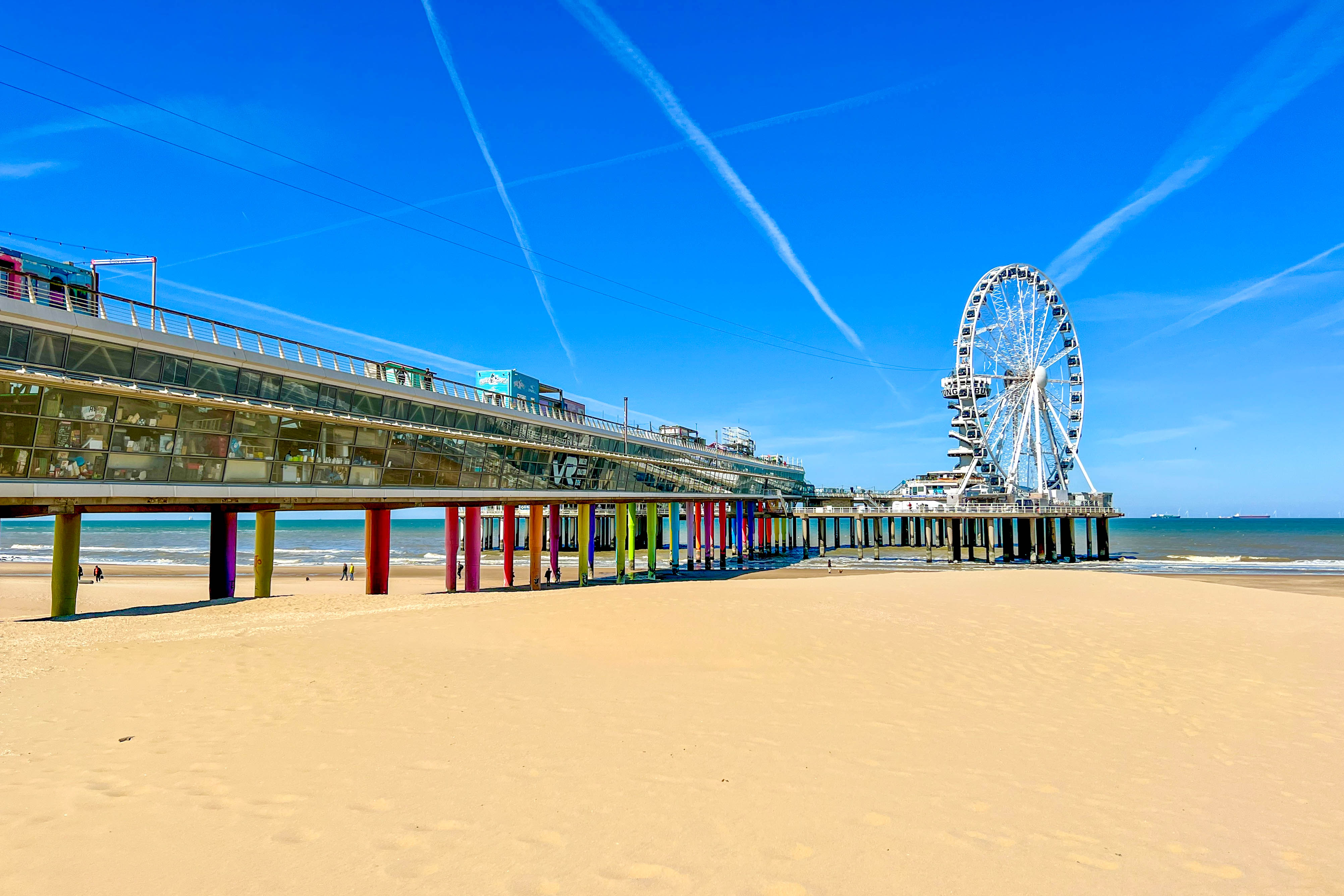 Strand van Scheveningen met de pier op een zomerdag