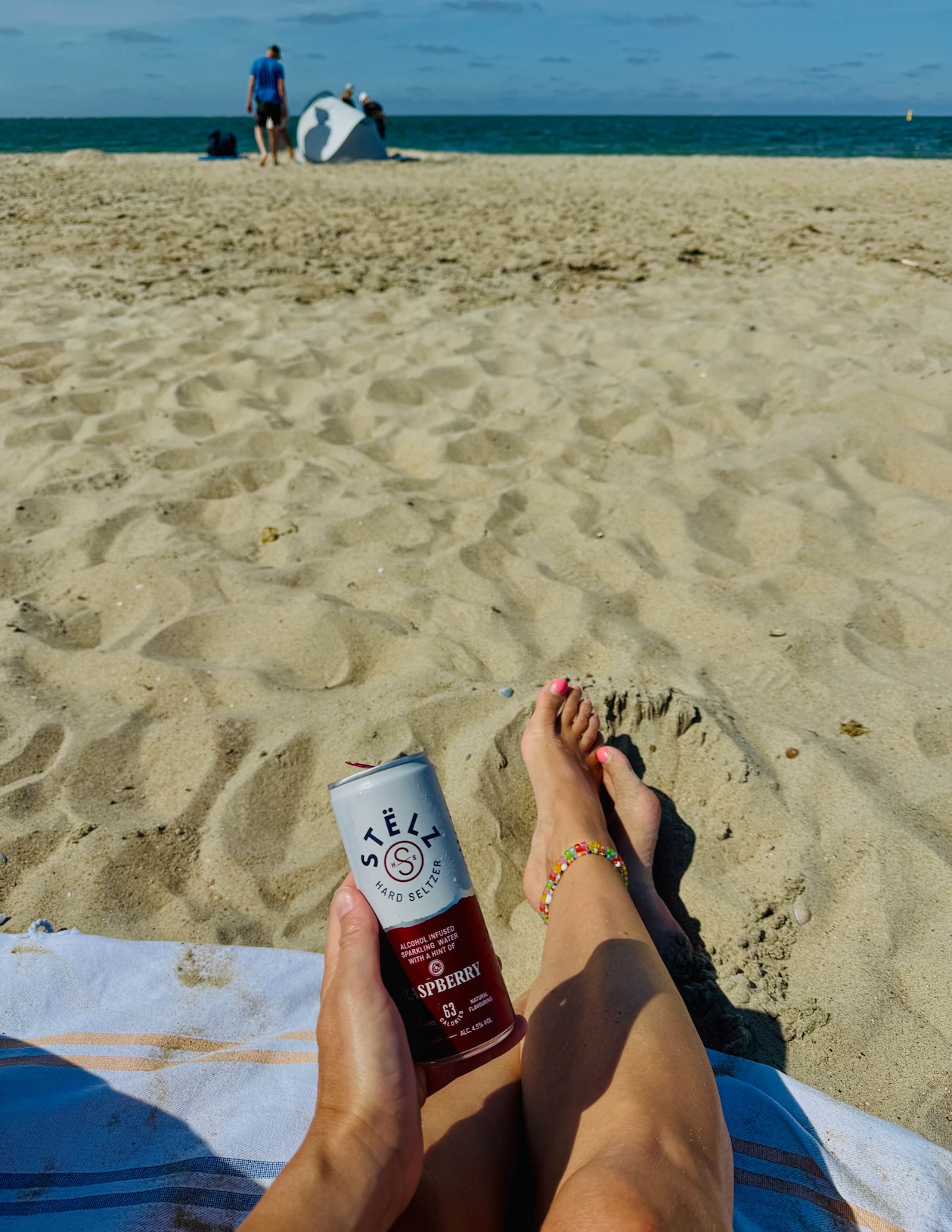 Koud drinken op het strand