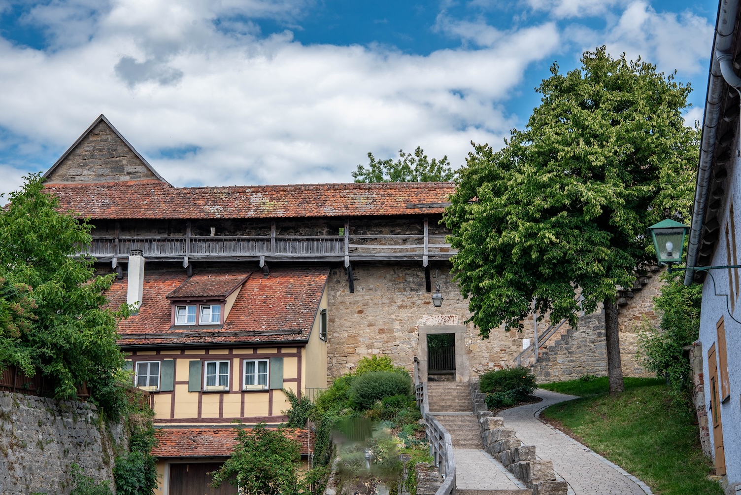 Trap naar de ingang van de stadsmuren van Rothenburg