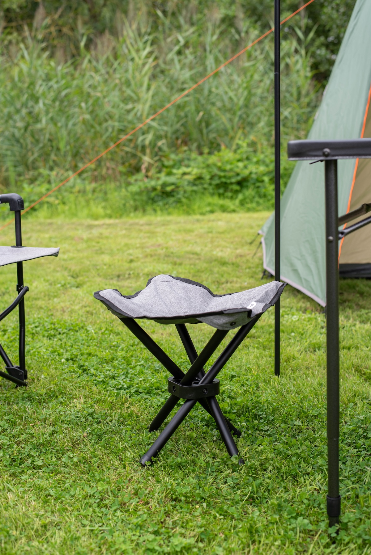 Een voetenbankje voor op de camping