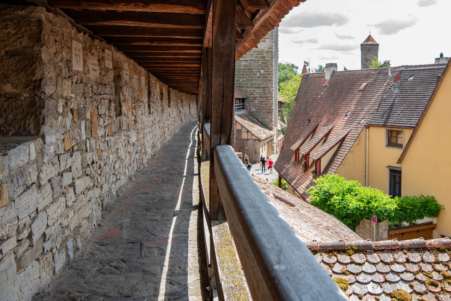 Wandelen over de stadsmuren in Rothenburg