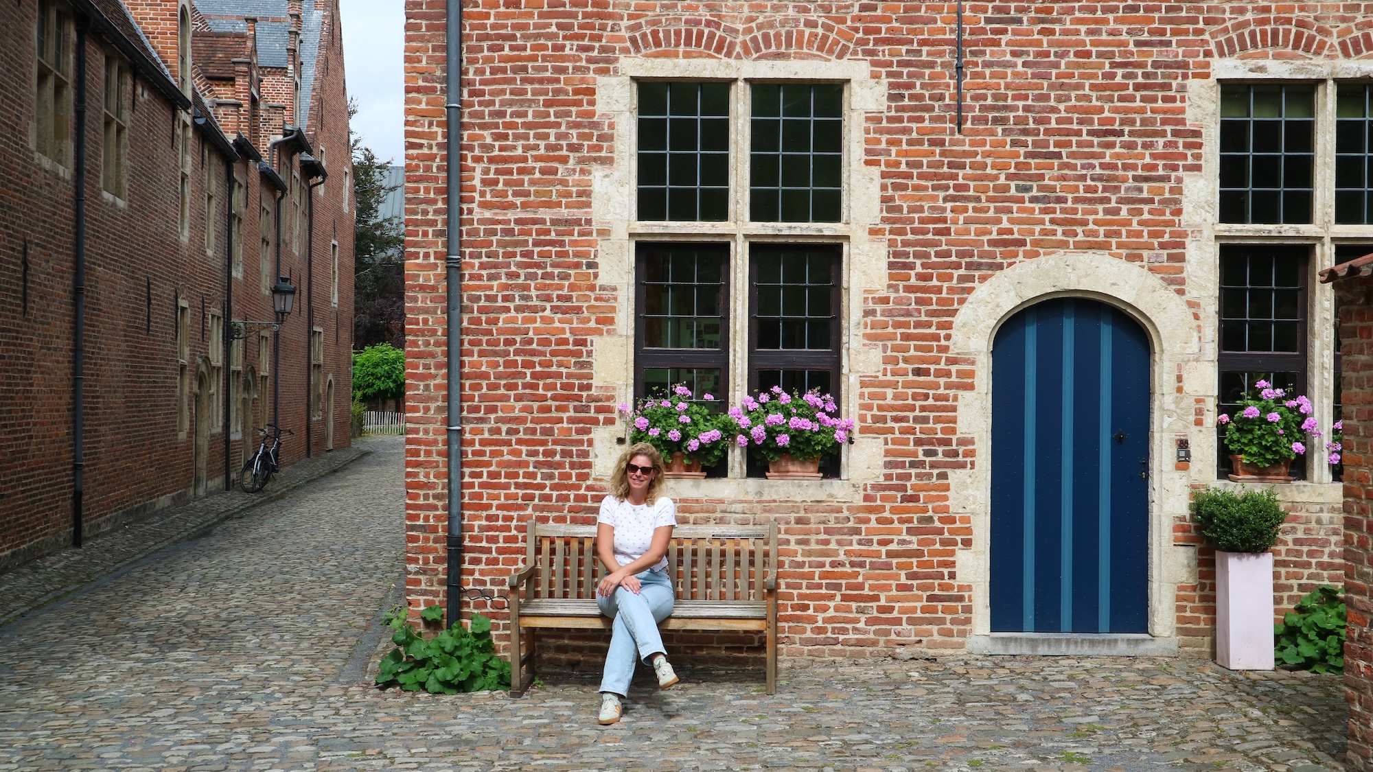 Struin door de steegjes van het eeuwenoude Groot Begijnhof. Alsof je even helemaal terug in de tijd gaat.