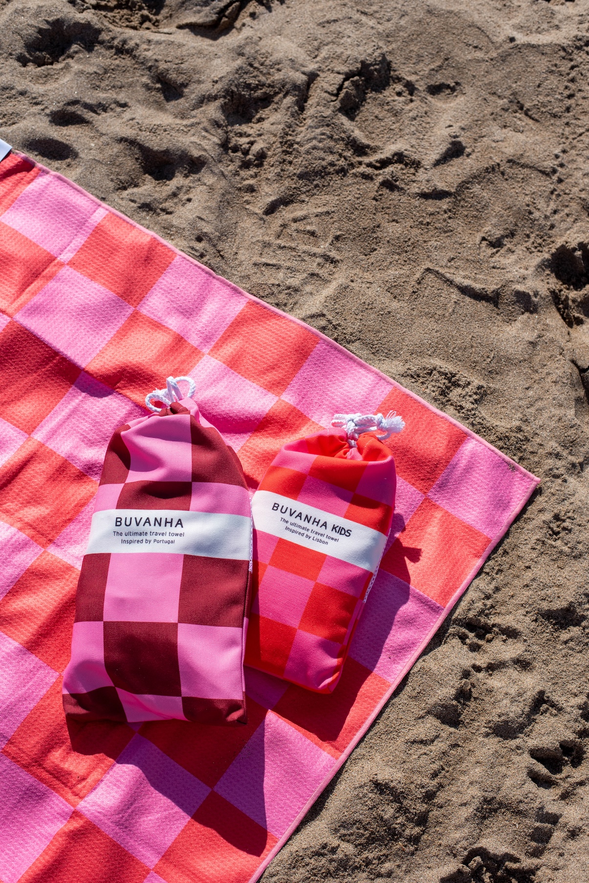 Opgevouwen Buvanha-handdoek past compact in backpack