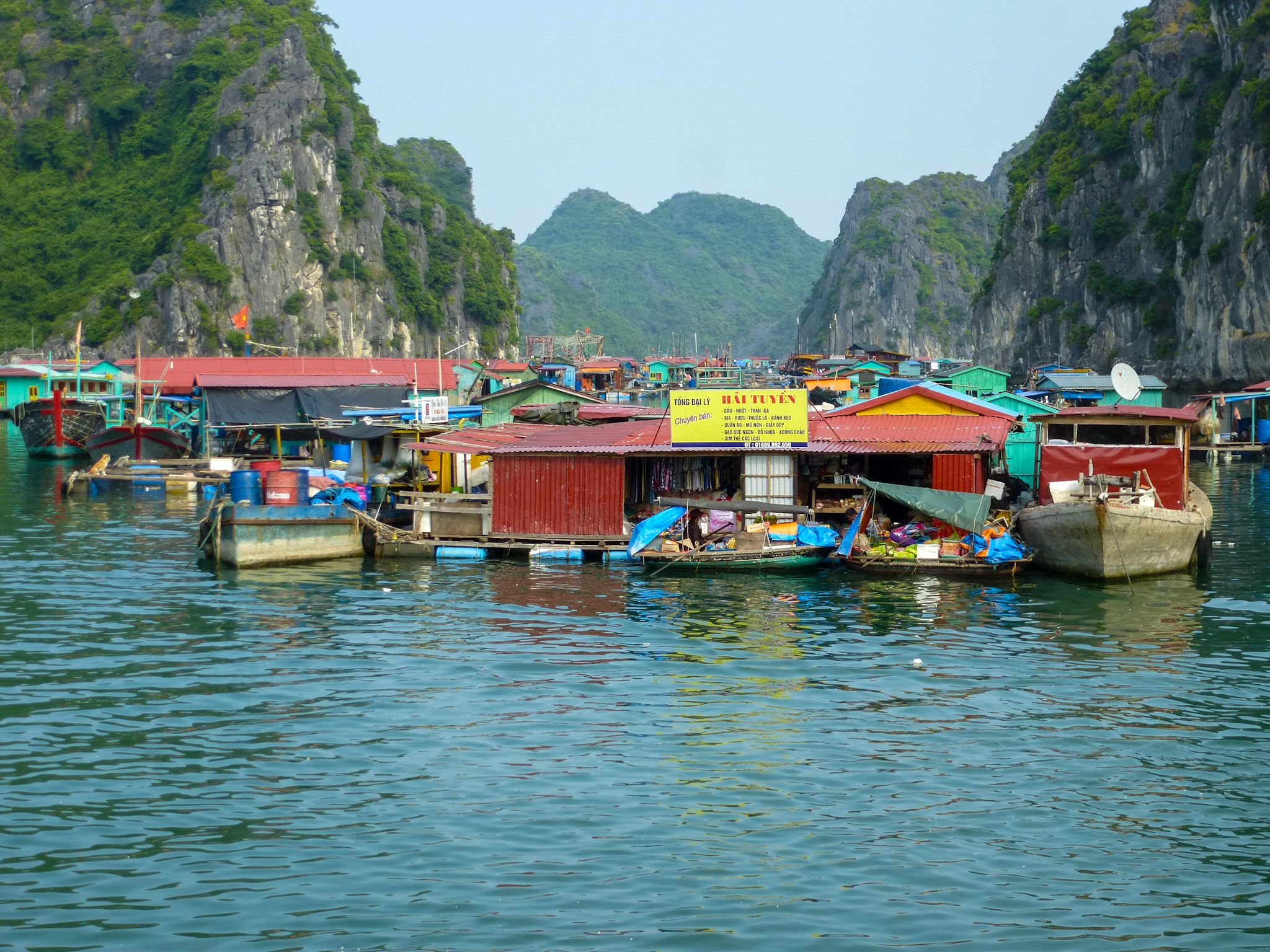Halong Bay is misschien wel de meest gefotografeerde plek van Vietnam. De kalksteenrotsen geven het landschap iets bijzonders. Ook markten vinden er plaats op het water.
