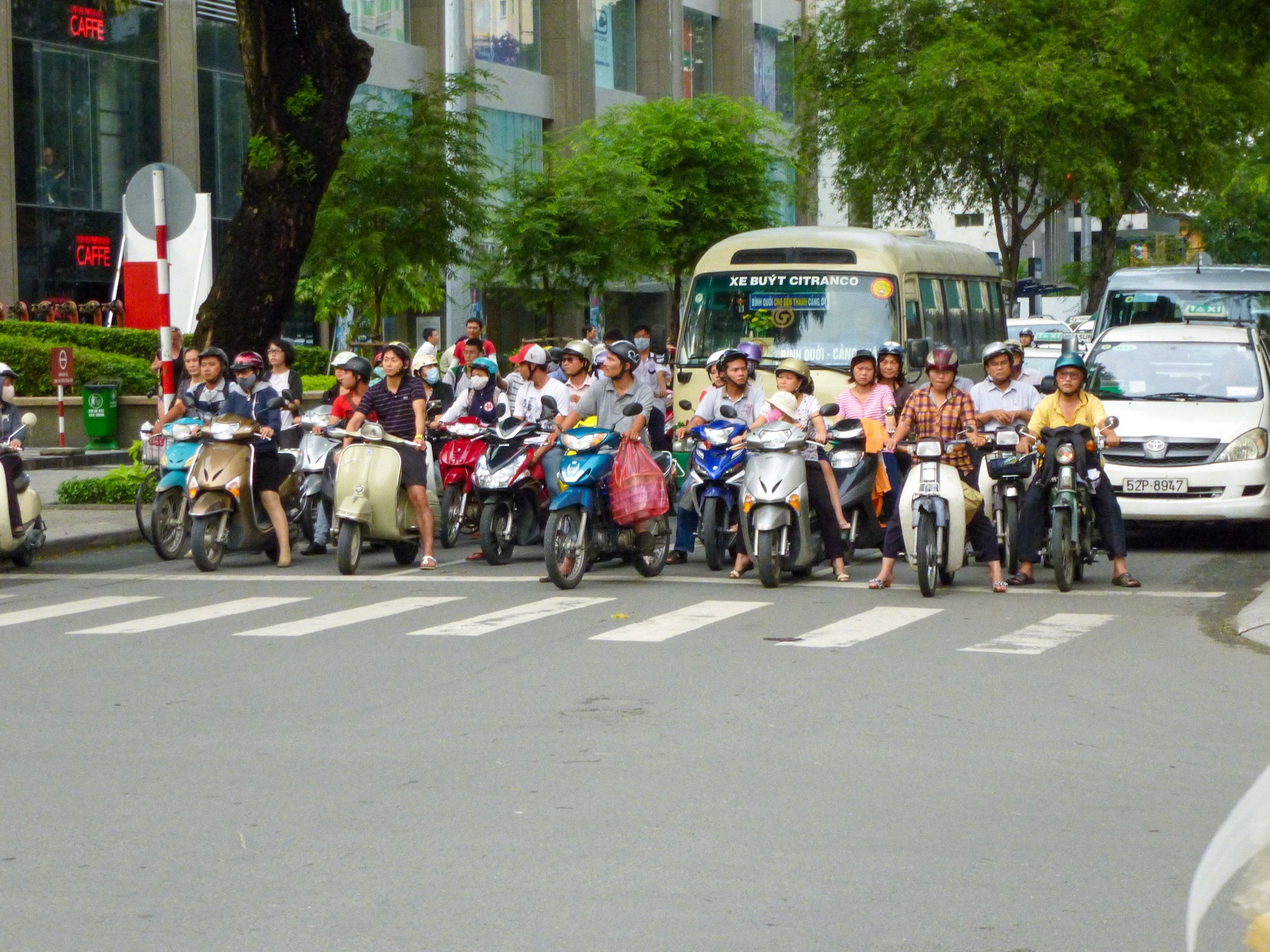 Oversteken in Vietnam: je leert het vanzelf.