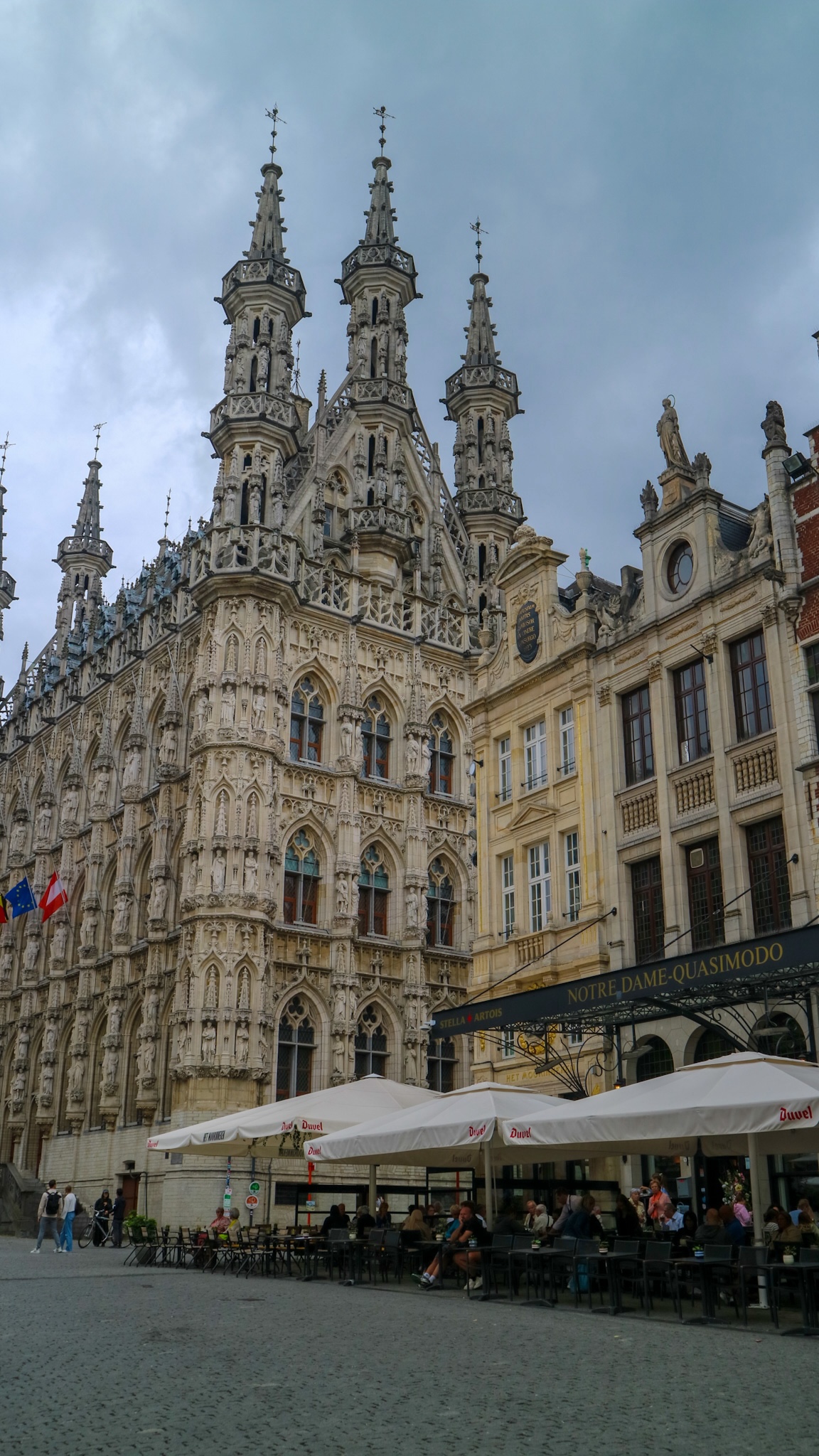 Het statige en sprookjesachtige stadhuis van Leuven.