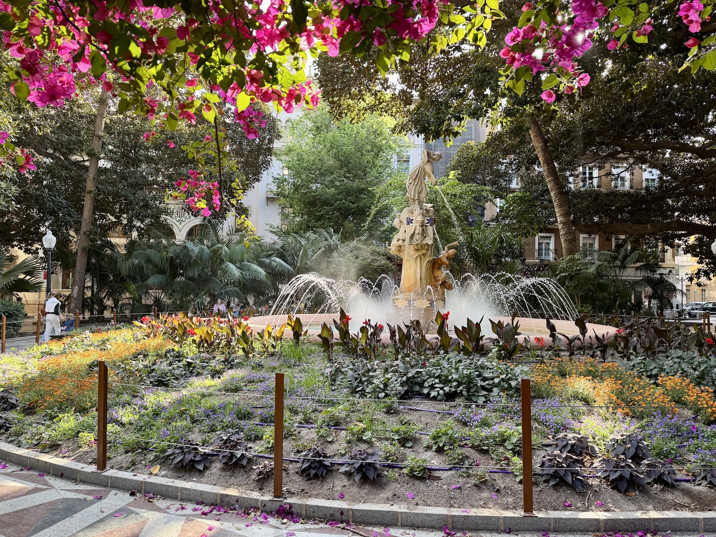 Park in Alicante in de zomer