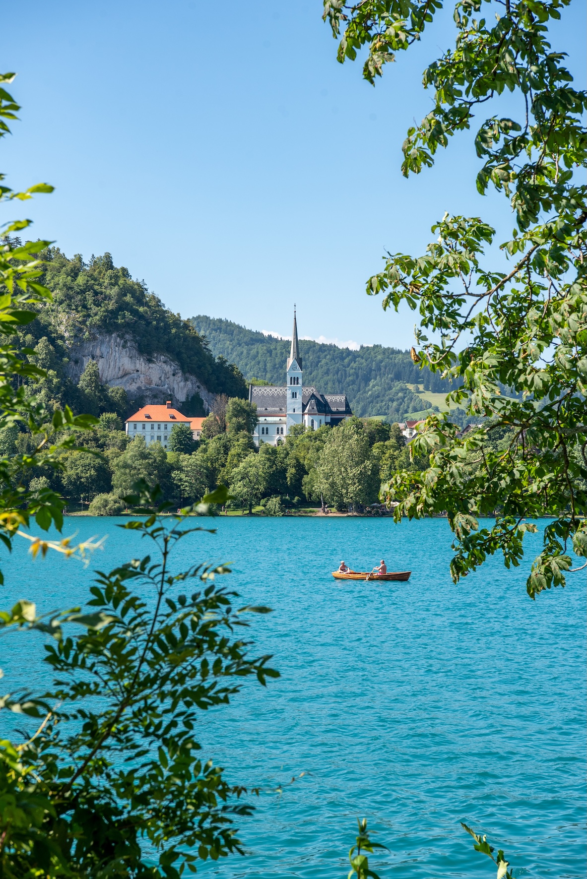 Doorkijkje naar het beroemde kerkje van het meer van Bled