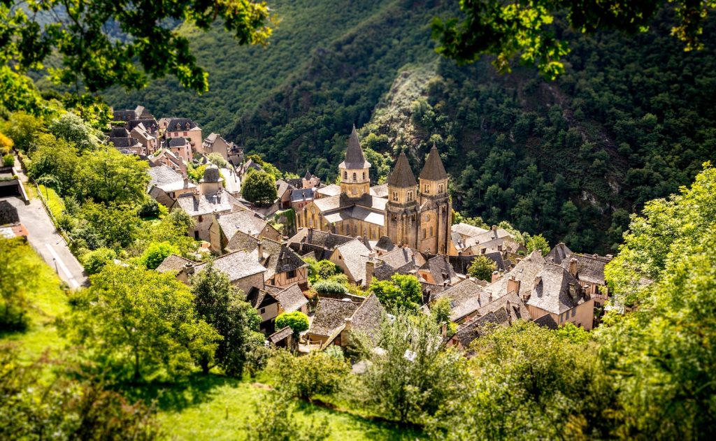 Het dorp Conques in de regio Aveyron
