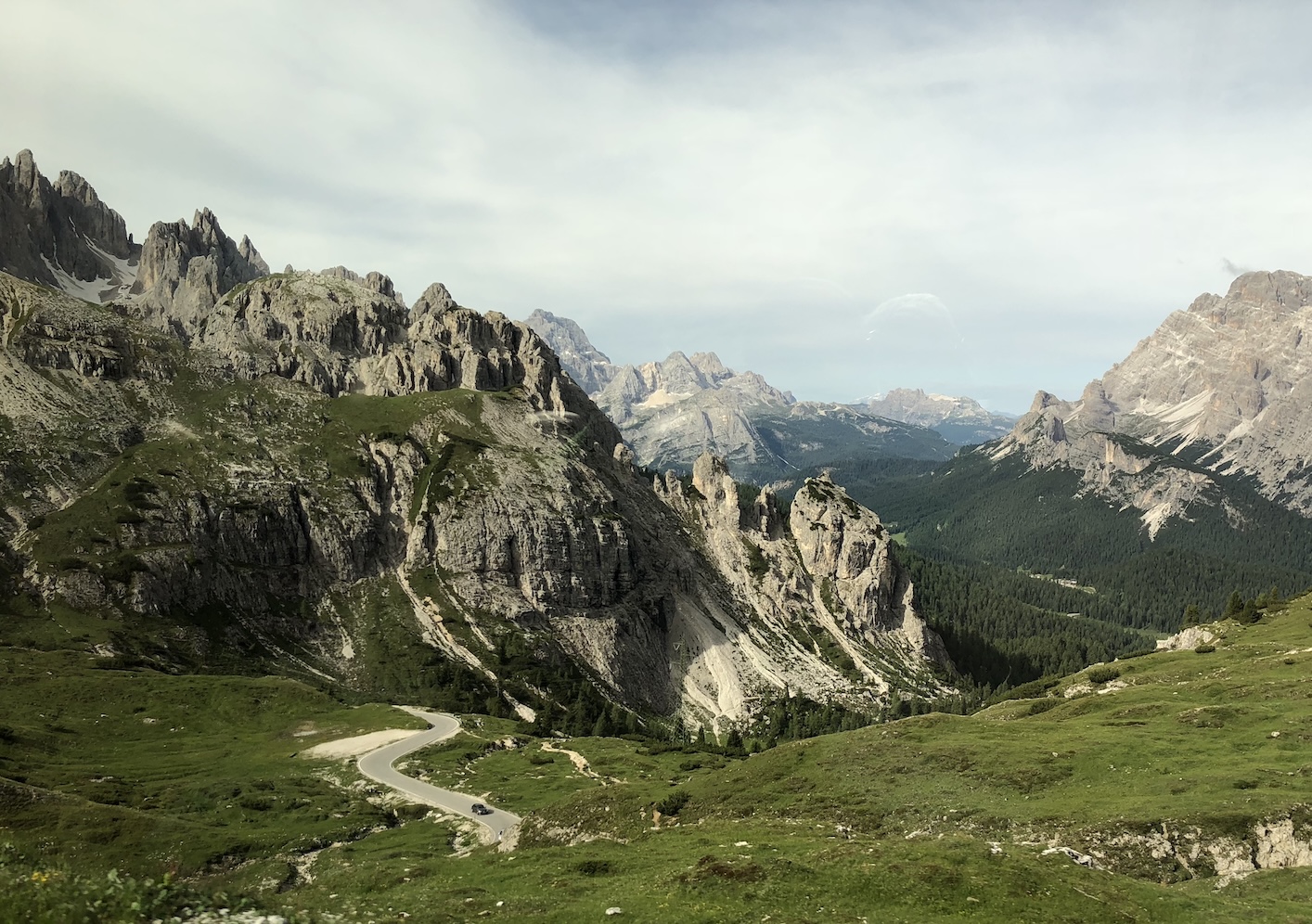 Uitzicht op de Dolomieten in de zomer