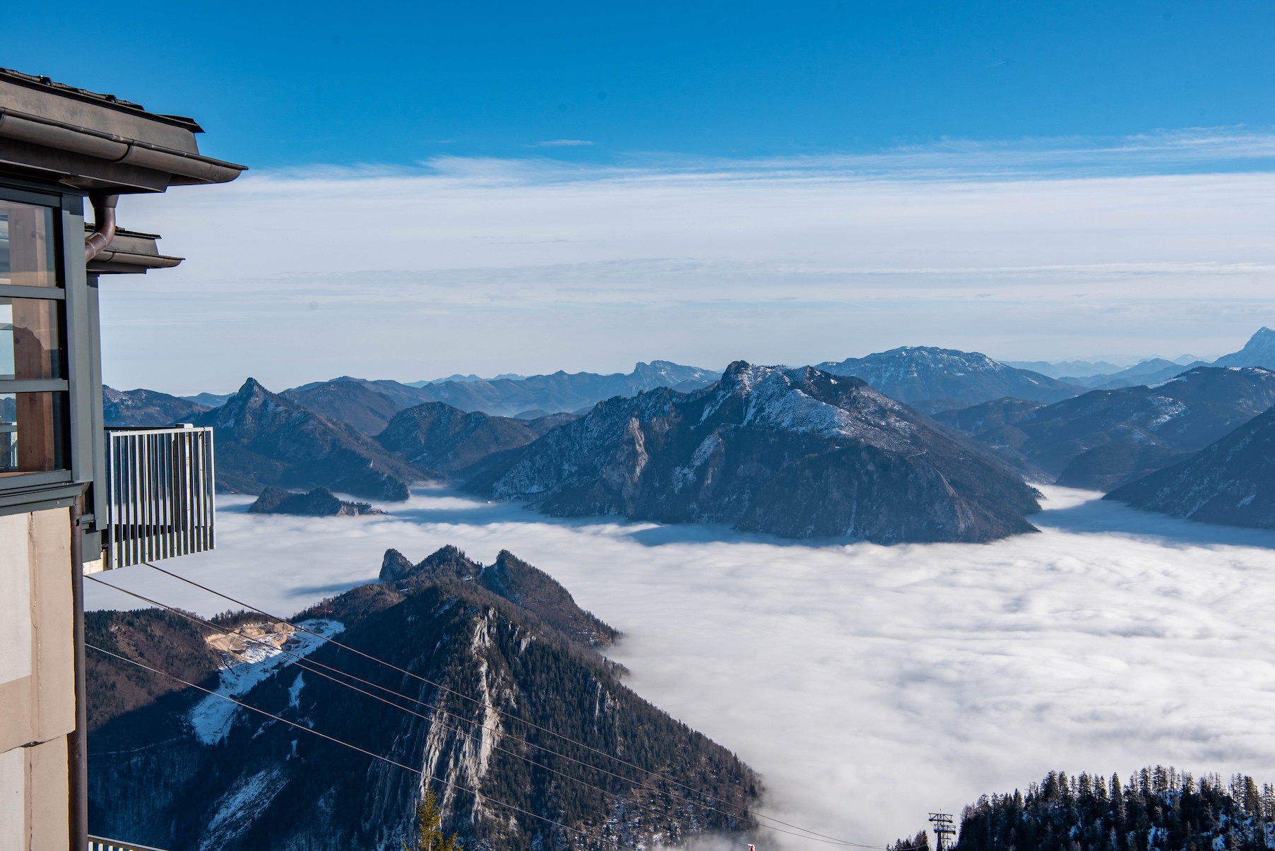 Panoramisch uitzicht vanaf de Feuerkogel met zicht op het Dachsteinmassief en omliggende bergen