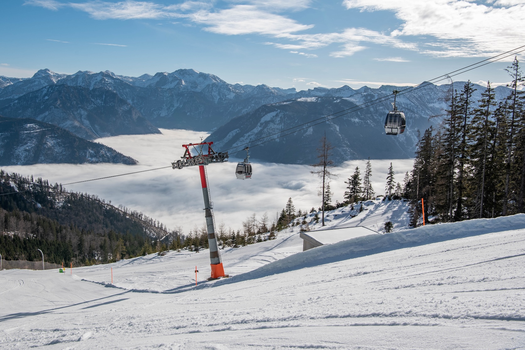 Uitzicht vanaf de rode piste op de Feuerkogel richting de Ebensee en Traunsee