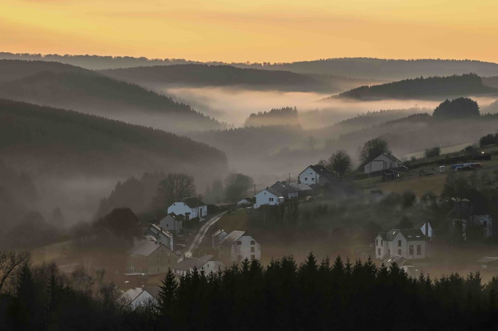 Regio Gaume in België met opkomende zon en mist tussen de heuvels