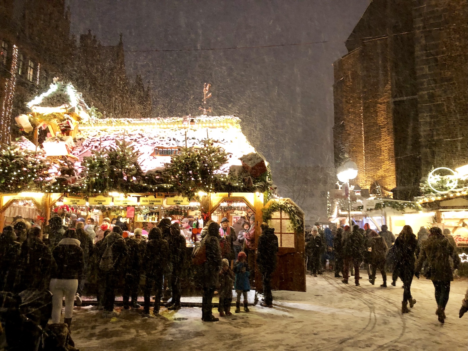 Kraampjes op de kerstmarkt van Hannover met verse sneeuw
