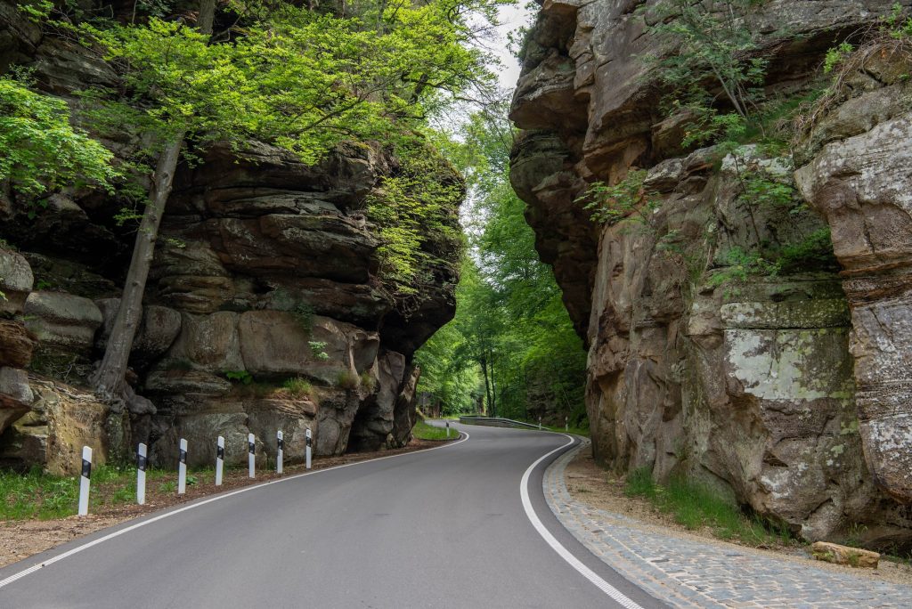 Weg in het Müllerthal in Luxemburg in de herfst