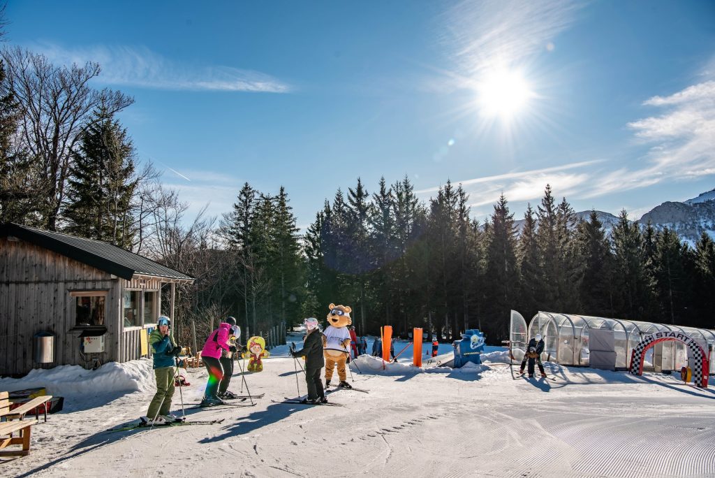 Mascotte Bruno in het kinderland van skigebied Kasberg