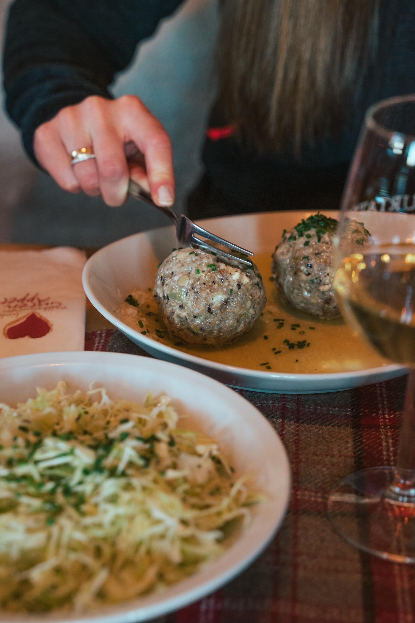 Knödel eten in Zuid-Tirol