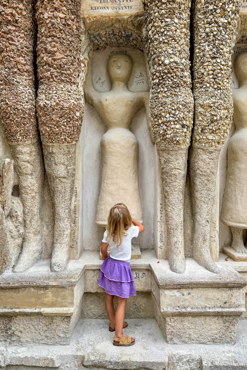 Kind kijkt naar Palais Idéal in Hauterives, Frankrijk
