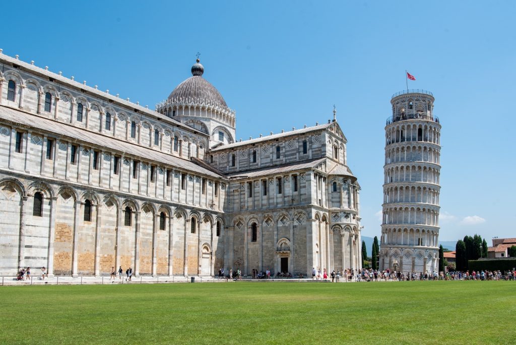 De toren van Pisa op een zonnige dag
