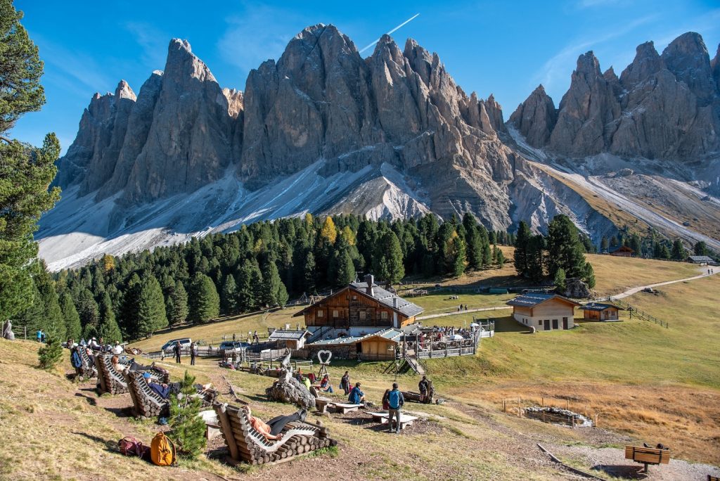 Cinema delle Odle, met houten ligbedden en de Geiserl Alm